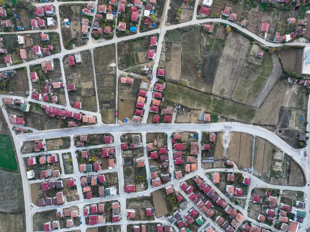Ziya Gökalp Mahallesi Erek Caddesi'nde yeni açtığımız 750 metre uzunluğundaki yolumuzda 9 bin metrekare sathi kaplama çalışmasını tamamlandık.