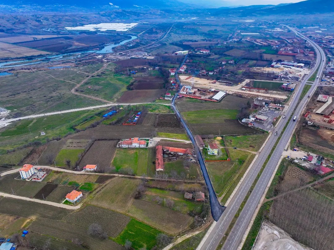 Erek ve Yeni Mahallemizi Birbirine Bağlayan Selçuklu Caddemizin Sıcak Asfalt Çalışmaları Tamamlandı.