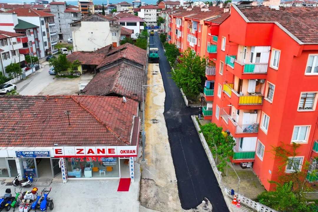 Ertuğrul Gazi Mahallesi’nde asfalt çalışmaları devam ediyor.